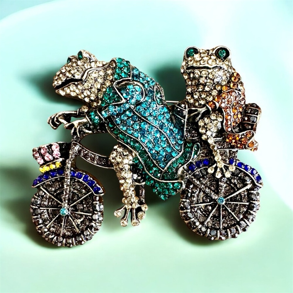 Two frogs 🐸 riding a motorcycle covered in rhinestones pin brooch LG animal pin